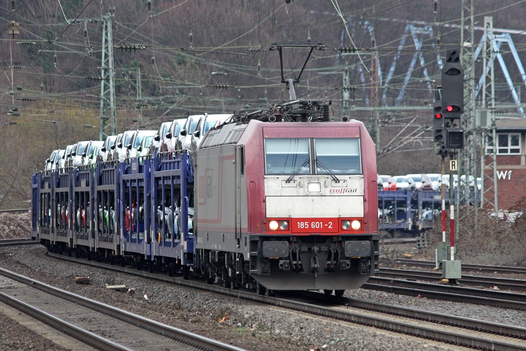 Die 185 601-2 von Crossrail mit einen Ford Autozug in K�ln West am 27,12,
09