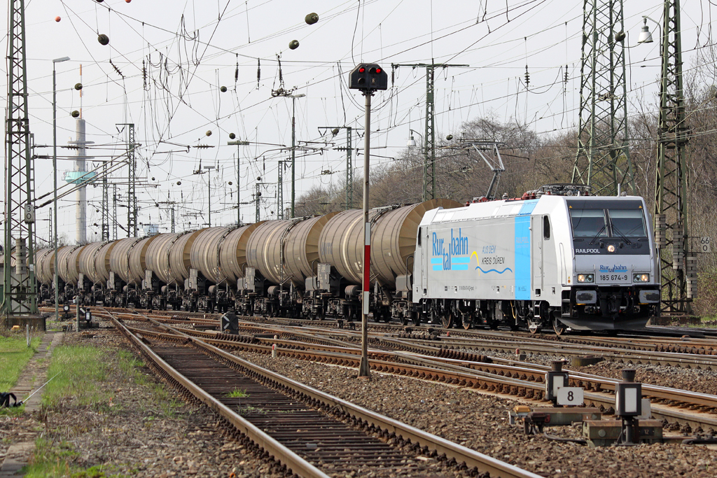 Die 185 674-9 von Railpool/Rurtalbahn in Gremberg am 07,04,10