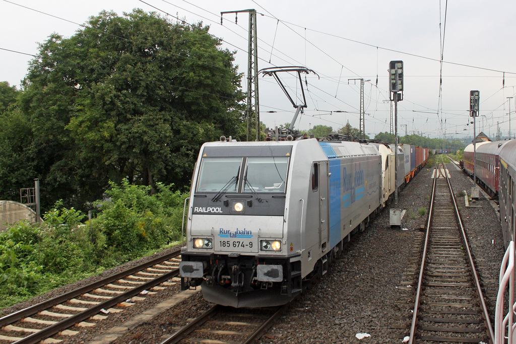 Die 185 674-9 in Wiesbaden Ost am 18,08,10
