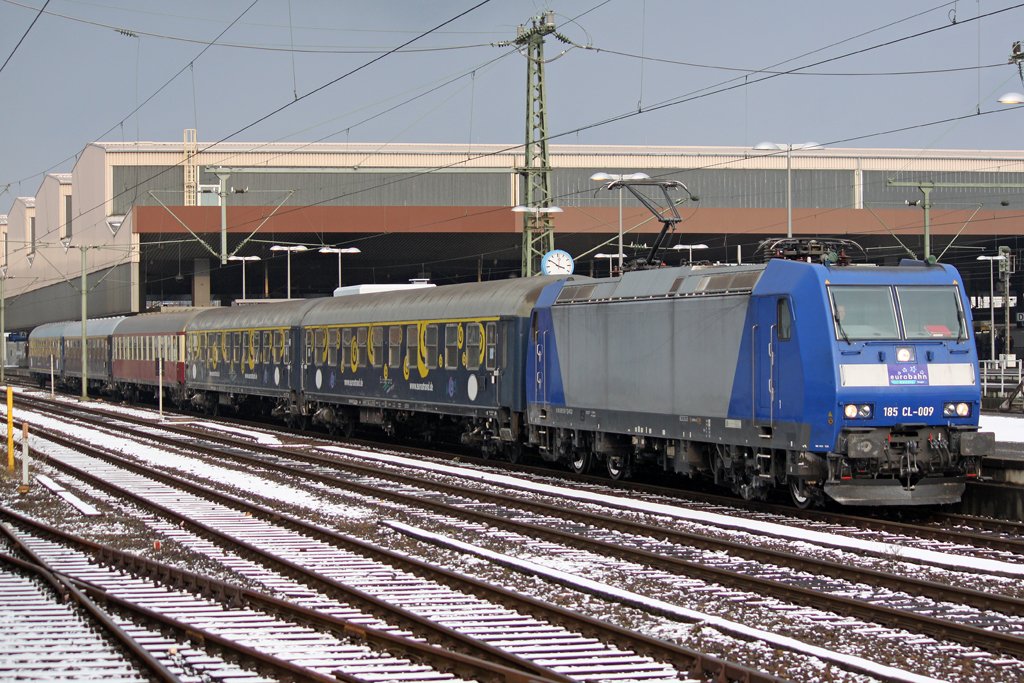 Die 185 CL-009 mit dem RE 13 Erstzzug in D�sseldorf Hbf am 13,02,10
