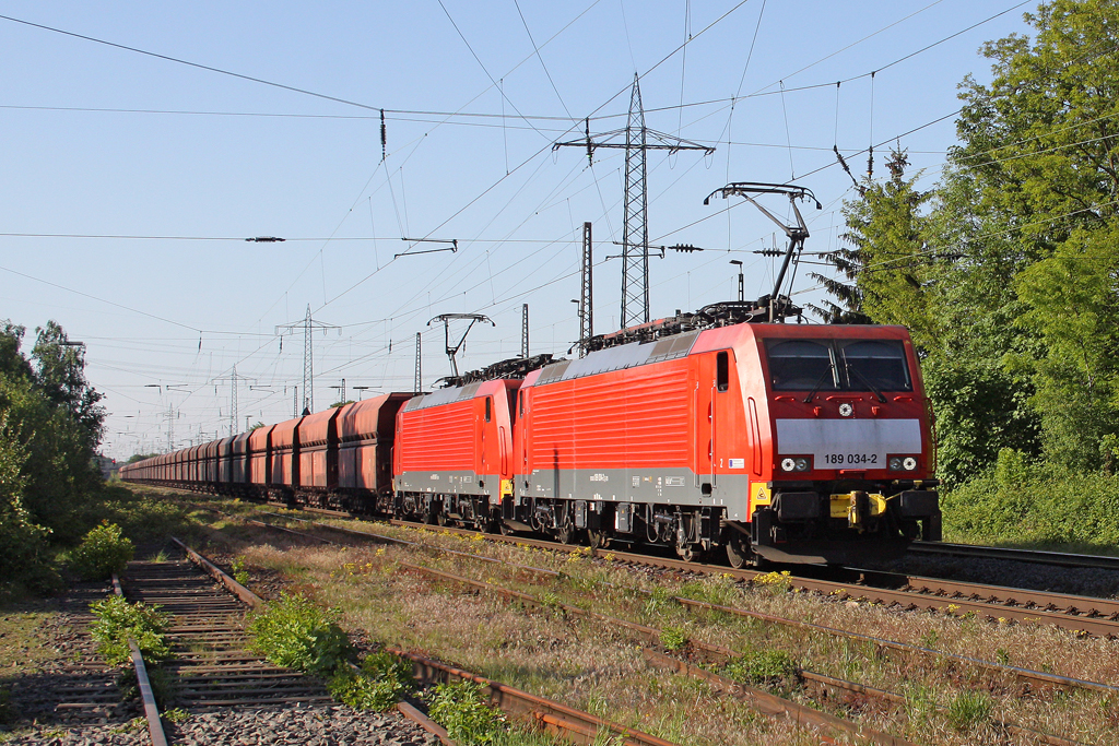 Die 189 034-2 und 189 036-7 mit dem 5000t Erzbomber in Ratingen Lintorf am 03,05,11