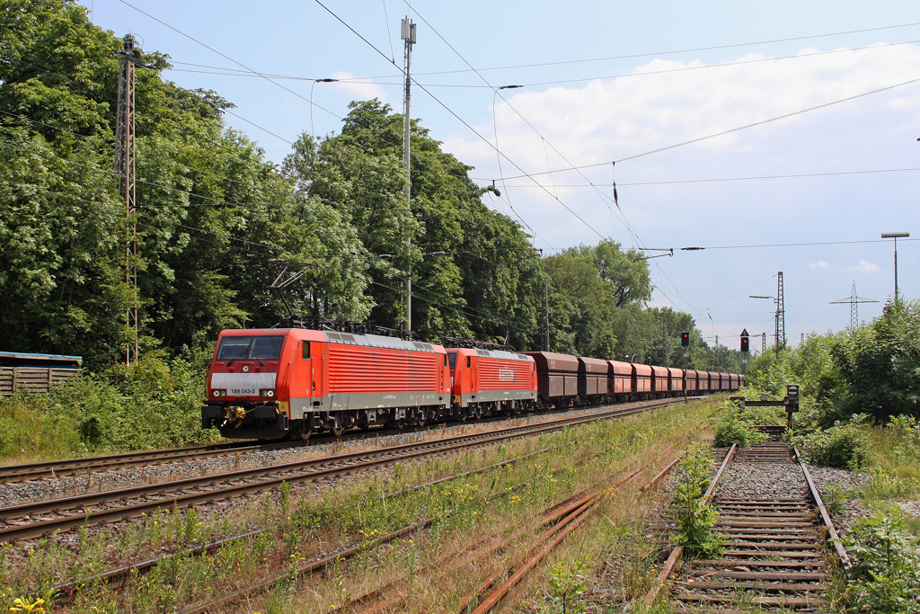 Die 189 043-3 und 189 042-5 mit dem Leeren Erzbomber in Ratingen Lintorf am 24,06,11