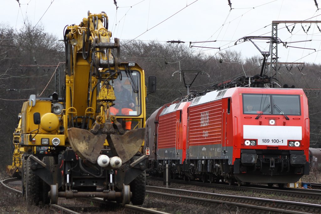 Die 189 100-1 vs. Bagger in Duisburg-Neudorf am 20.03.10