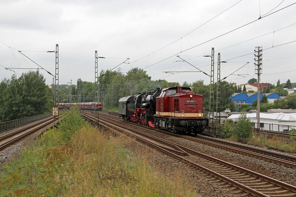 Die 202 483-4 mit der 52 8131-6 in Wuppertal Sonnborn am 30,08,12