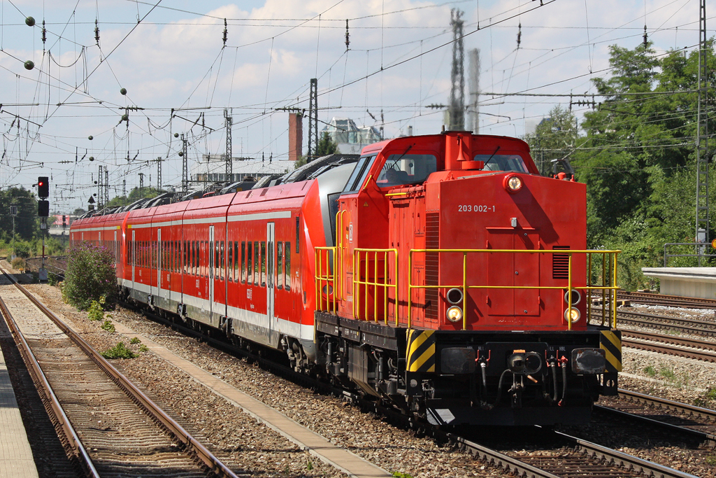 Die 203 002-1 der M�nchener S-Bahn mit 2 Br 440 in M�nchen Heimeranplatz am 31,07,10