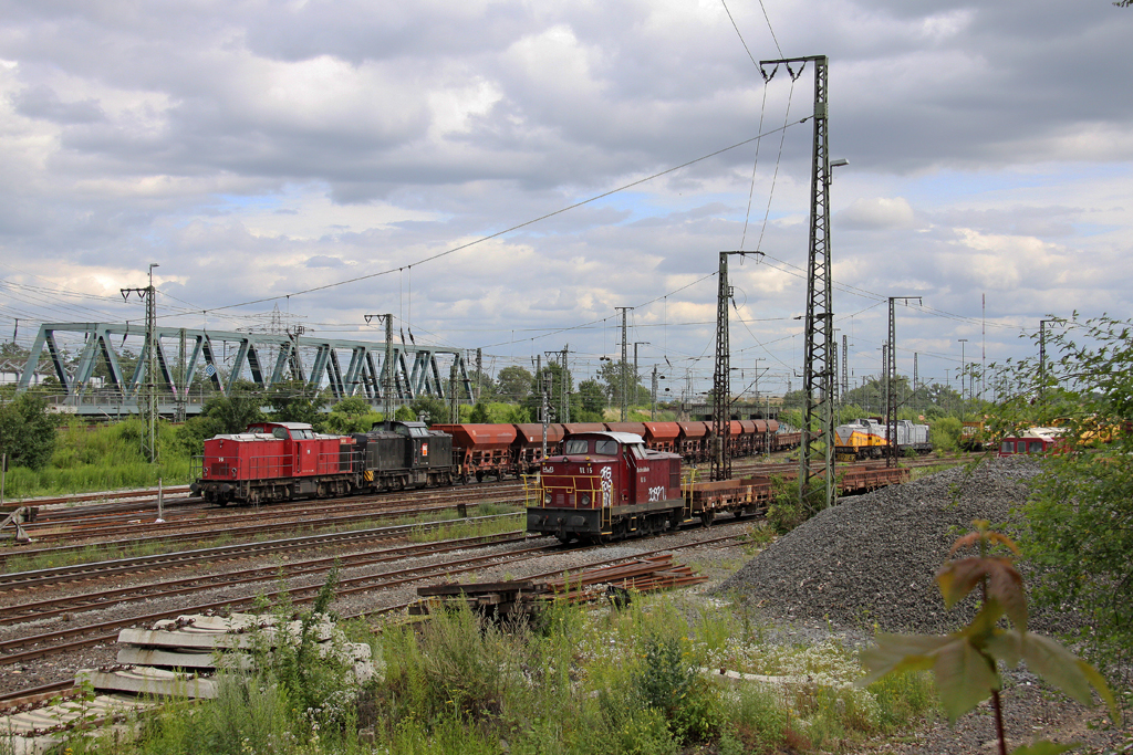 Die 203 121-9 mit 203 148-2 , VL 15 und V75 018 / 107 018-4 in Wiesbaden Ost am 16,07,12