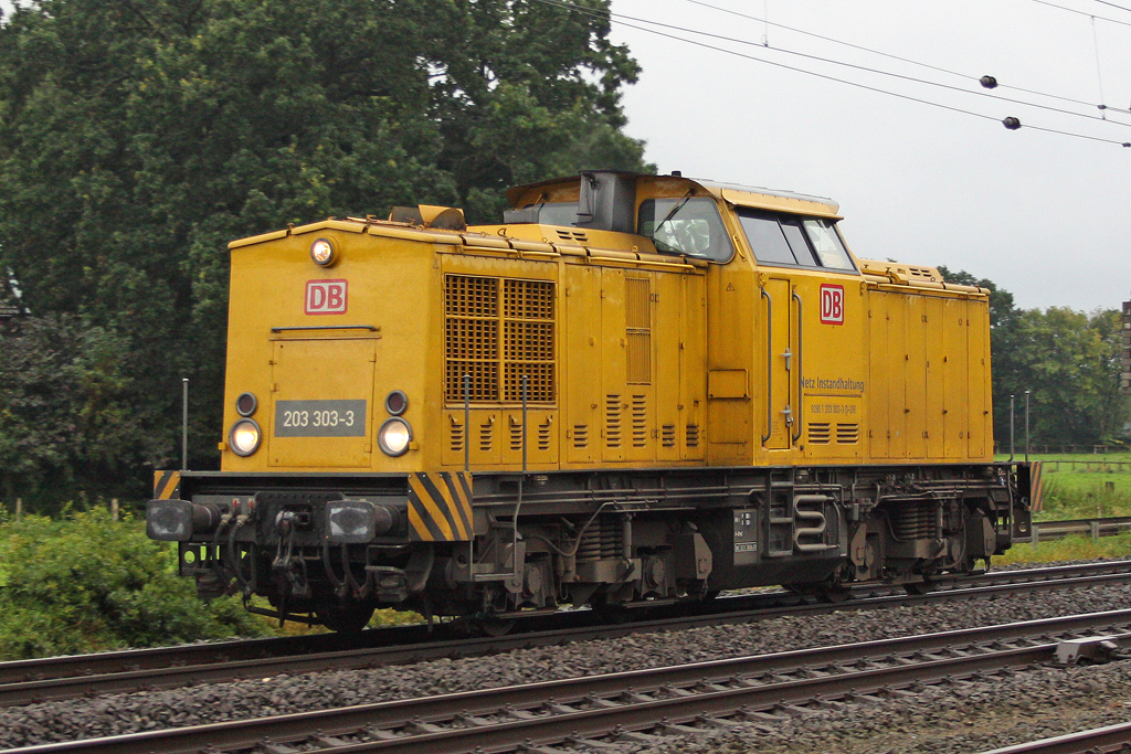 Die 203 303-3 in Brokstedt am 11,08,11 