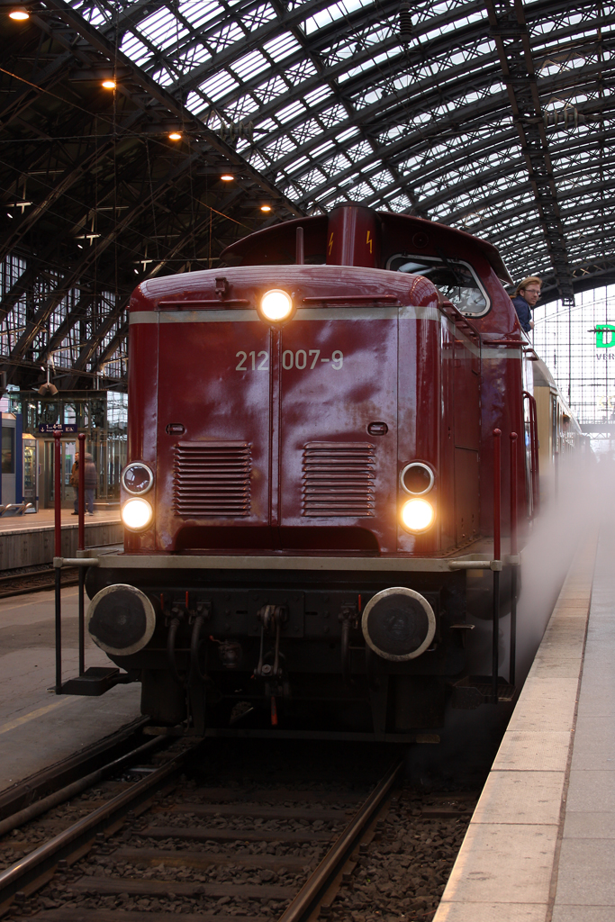 Die 212 007-9 mit einen Sonderzug in K�ln Hbf am 02,04,10