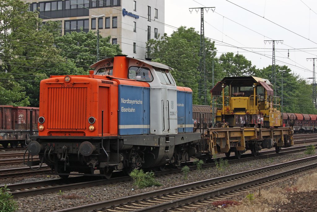 Die 212 261-2 in K�ln West am 02,06,10