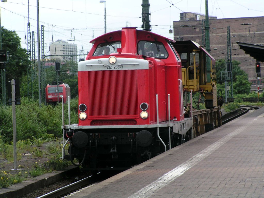Die 212 265-3 kommt mit einem sehr kurzen Bauzug durch Ffm Ost gefahren

Patrick E.