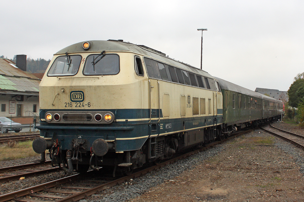 Die 216 224-6 bei der Einfahrt in Frankenberg (Eder) am 23,10,10