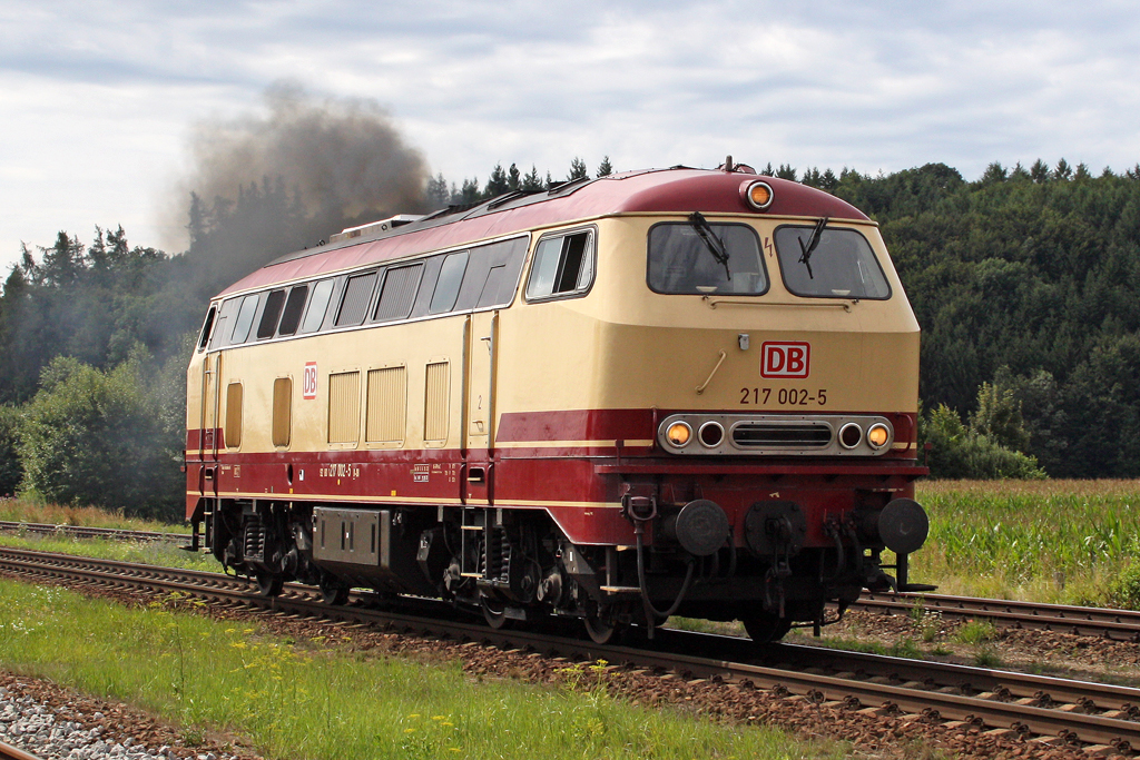 Die 217 002-5 bei der Durchfahrt durch in T�ssling am 02,08,10 