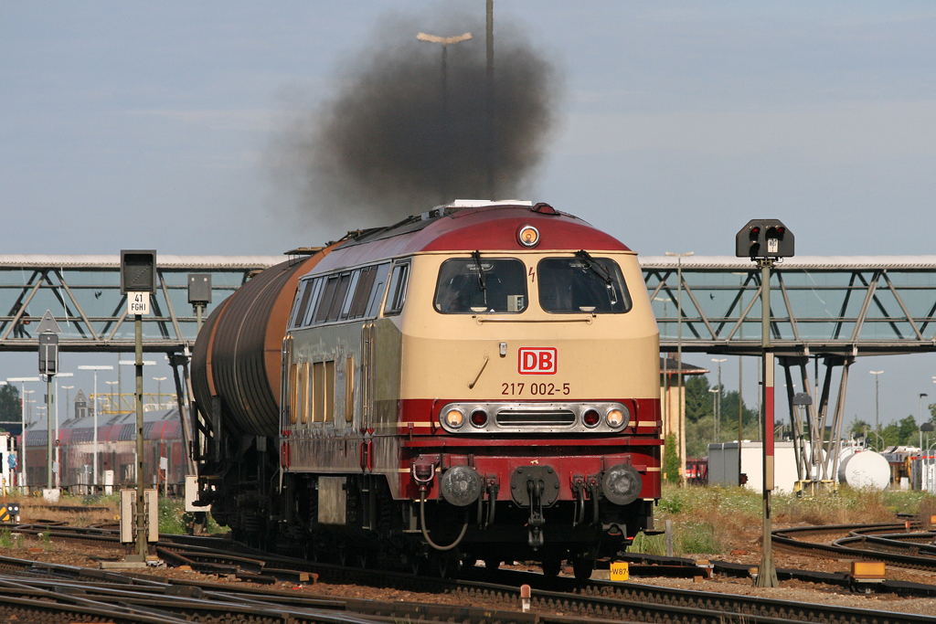 Die 217 002-5 in M�hldorf am 02,08,10