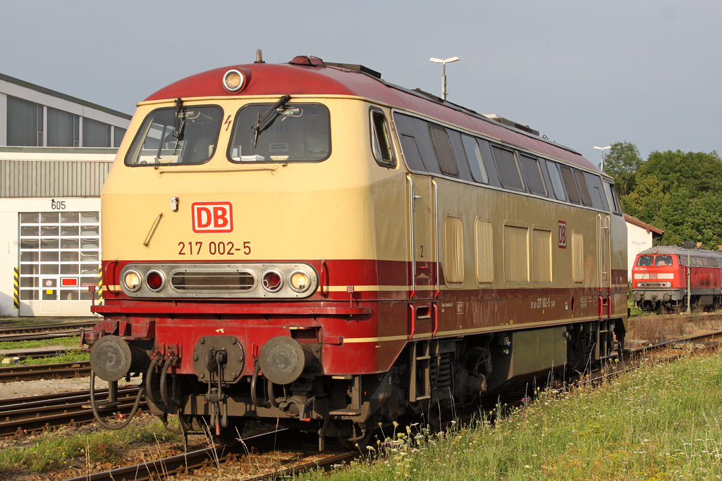 Die 217 002-5 in M�hldorf am 04,08,10