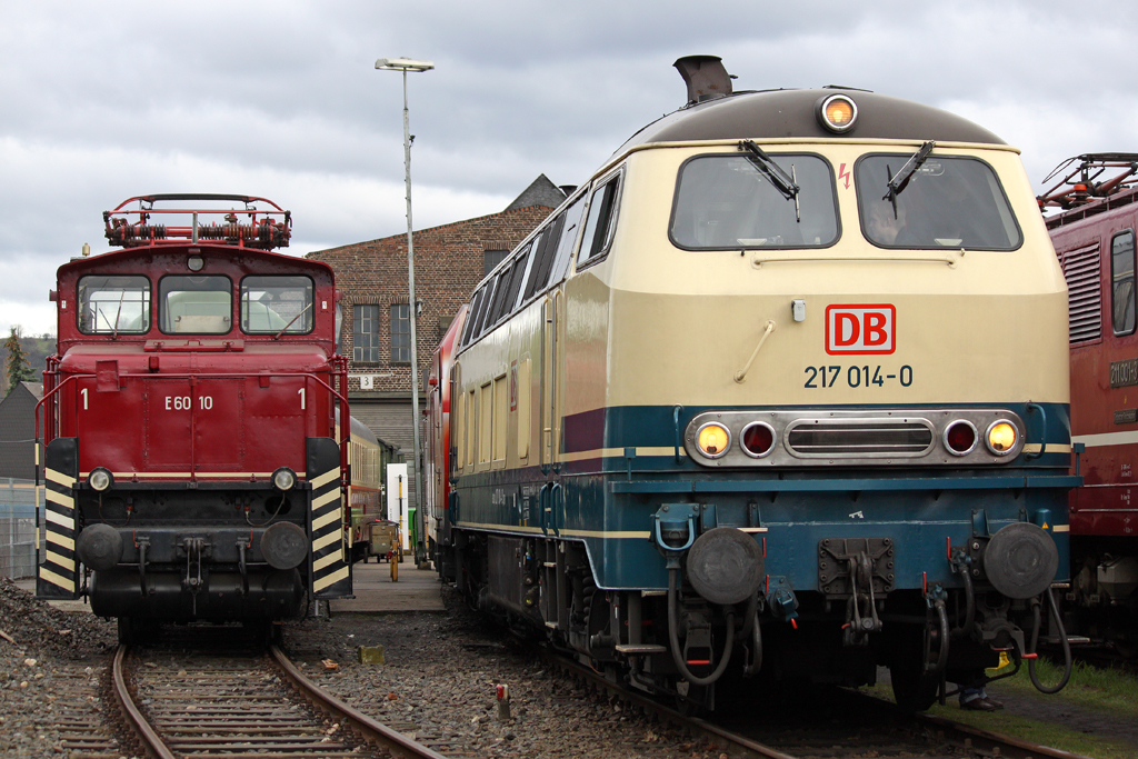 Die 217 014-0 neben E60 10 im DB Museum Koblenz-L�tzel am 03,04,10 