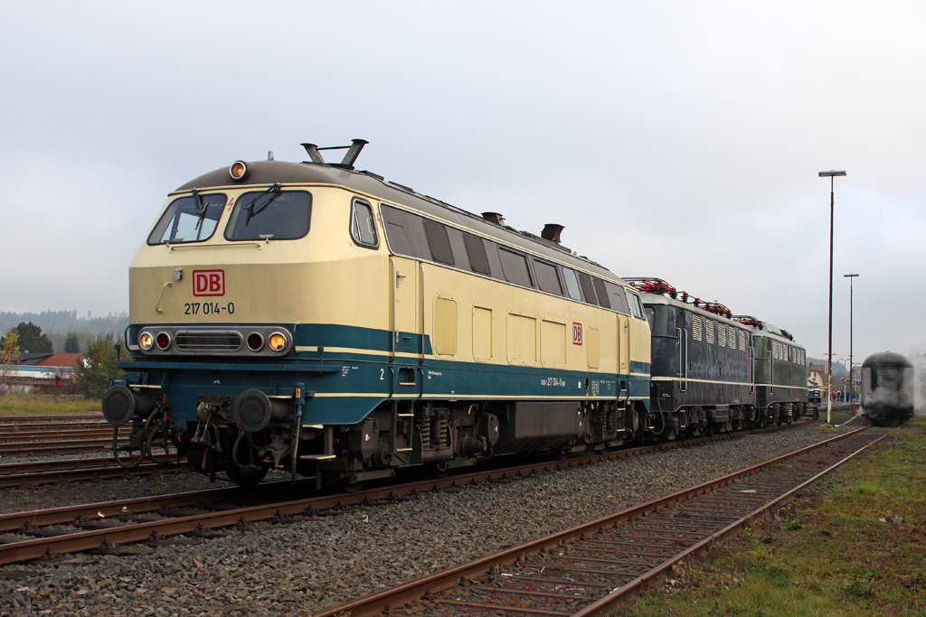 Die 217 014-0 vor E41 001 und E40 128 in Frankenberg (Eder) am 23,10,10