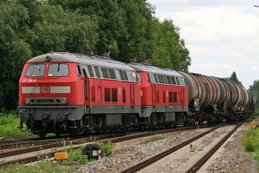 Die 217 019-9 und 217 012-4 in M�hldorf am 02,08,10