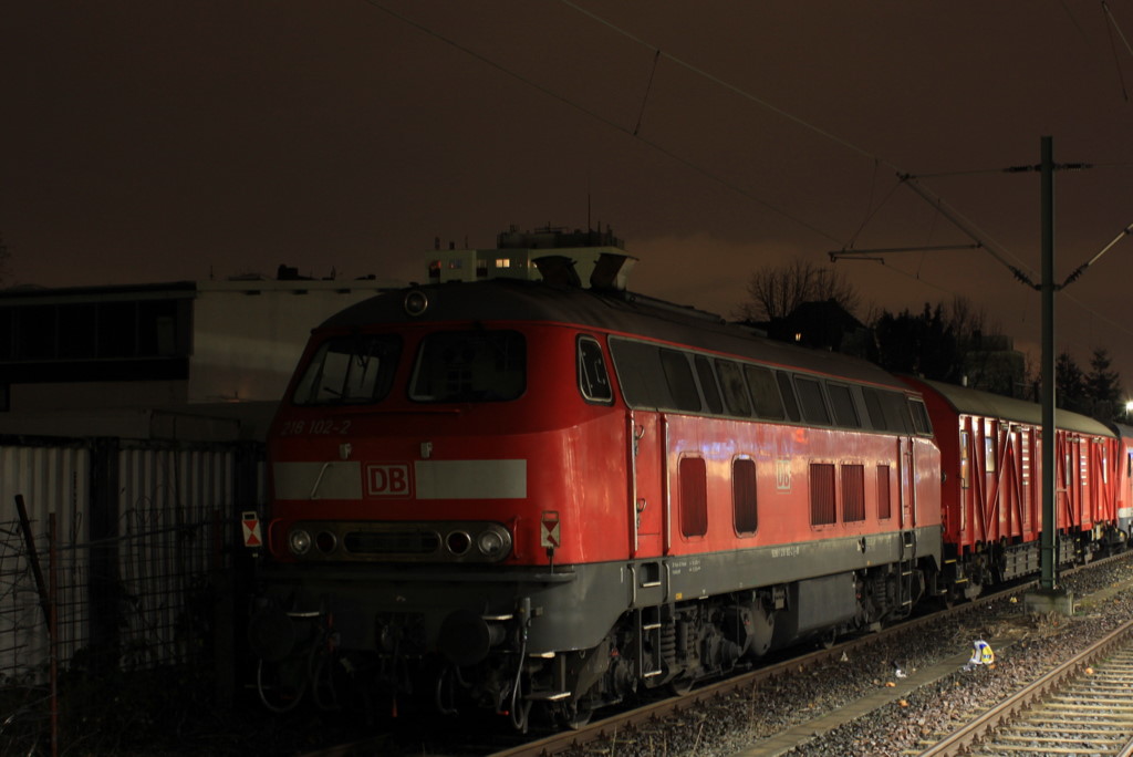 Die 218 102-2 steht am Abend des 23.11.2010 mit einem Hilfszug in Frankfurt Griesheim. Sie war zu diesen Zeitpunkt im Schlepp und ich hoffe das diese Lok nicht Kaputt ist, denn Sie ist nicht nur die zweite Serien-Lok sondern hat sie noch den TB 11 drin. Ich hoffe das Bild gef�llt, denn es war eine schnelle Aufnahme da der Zug nur wenige Sekunden danach in Richtung Betreibswerk abfuhr