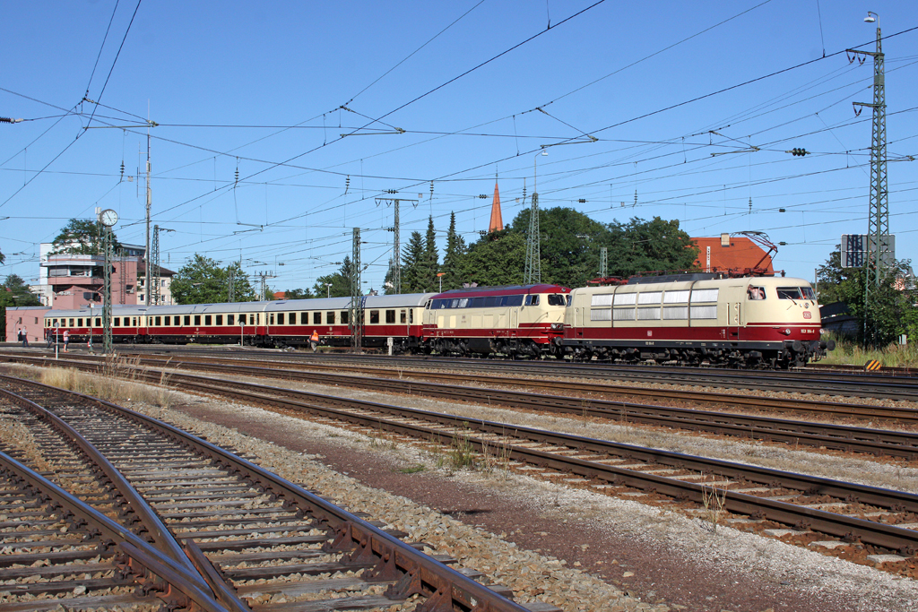 Die 218 105-5 vor 103 184-8 in Traunstein am 01,08,10