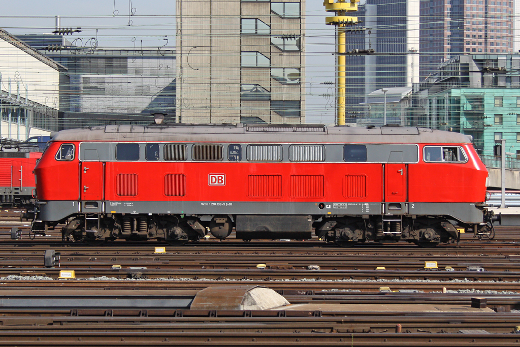 Die 218 108-9 rangiert im vorfeld des Frankfurter Hbf am 01,07,10