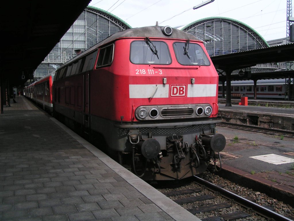 Die 218 111-3 steht mit einer zweiten Lok in der Halle als sandwich im Frankfurter Hbf. Im Bahnhof Bad Vilbel wird dann gefl�gelt. Der Sound war bombastisch als die 218er im Sandwich ihre 10wagen beschleunigte.

Patrick E. 