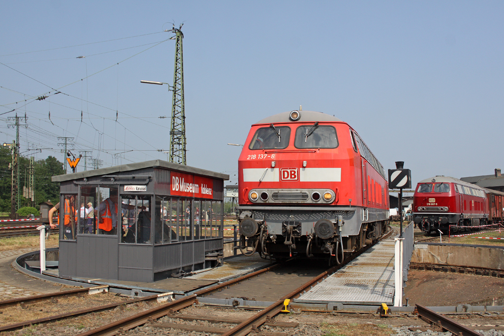 Die 218 137-8 auf der Drehscheibe im DB Museum Koblenz L�tzel am 21,05,11