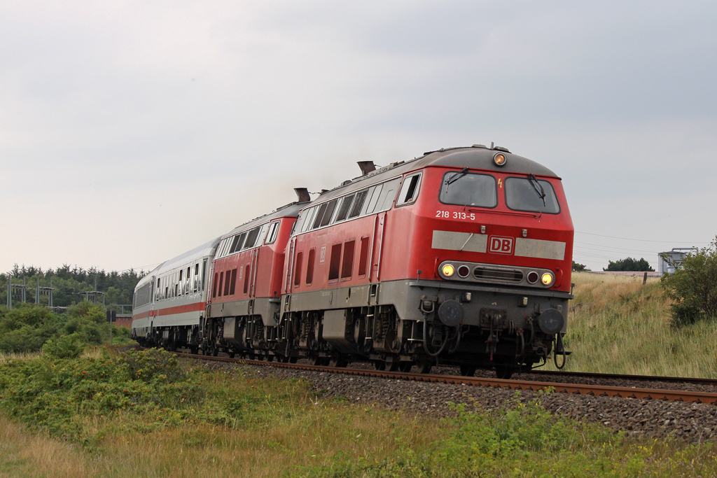 Die 218 313-5 und 218 341-6 in Morsum am 06,08,11