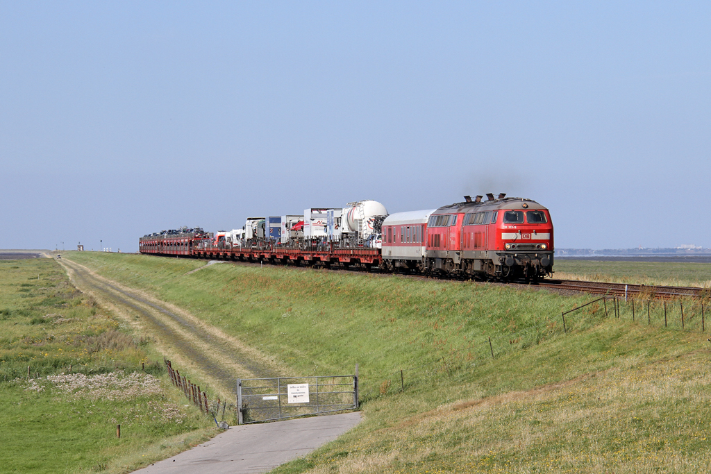 Die 218 313-5 und 218 364-8 fahren mit dem SyltShuttle vom Deich bei Friedrich-Wilhelm-L�bke-Koog am 15,08,12