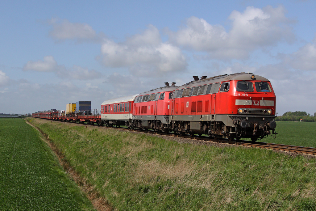 Die 218 313-5 und 218 838-1 mit dem SyltShuttle bei Nieb�ll am 12,05,12