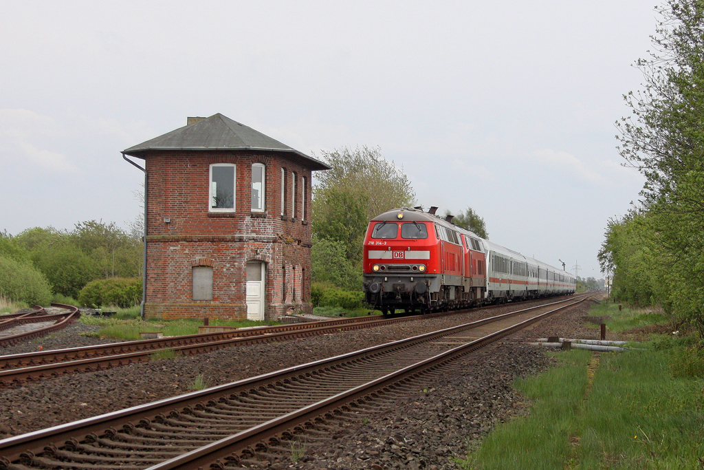 Die 218 314-3 und 218 366-3 in Risum-Lindholm am 14,05,12