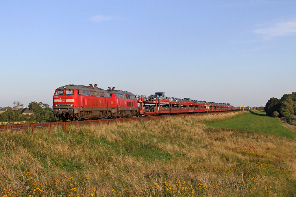 Die 218 319-2 und 218 366-3 bei Klanxb�ll am 15,08,12