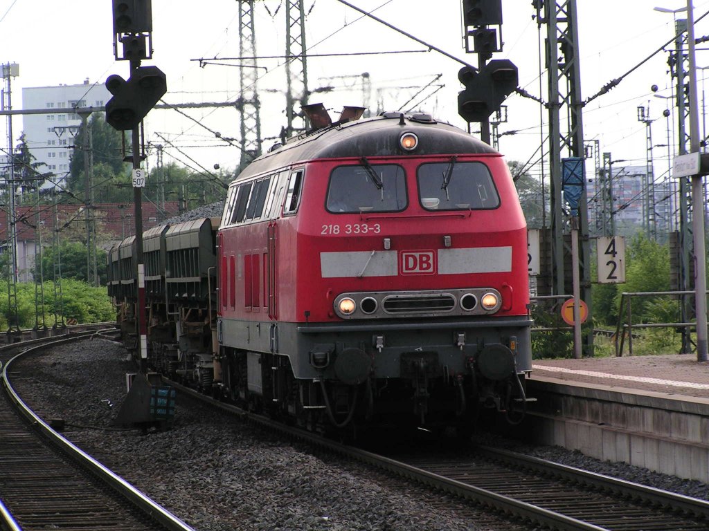 Die 218 333-3 kommt mit einem Schotterzug durch Frankfurt am Main S�d. Der Tf meinte er m�sste mti Spielzeug mich auch ablichten. Der hat wohl einen Clown gefr�chtigt.

Patrick  E.