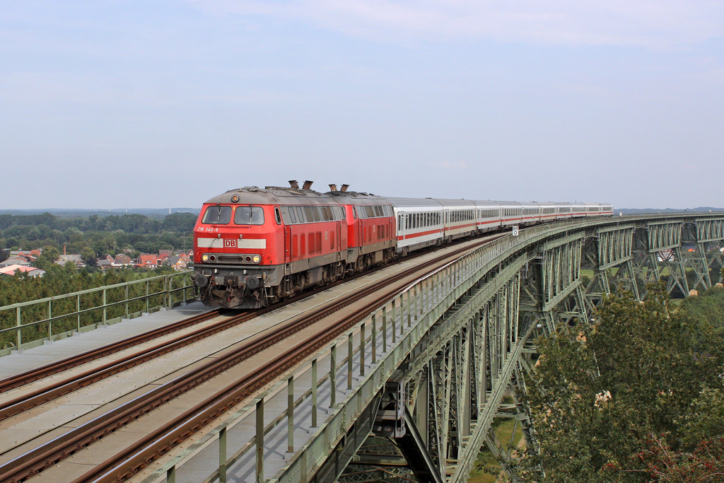 Die 218 340-8 und 218 363-0 mit IC 2310 nach Westerland auf der Hochbr�cke Hochdonn am 03,08,11