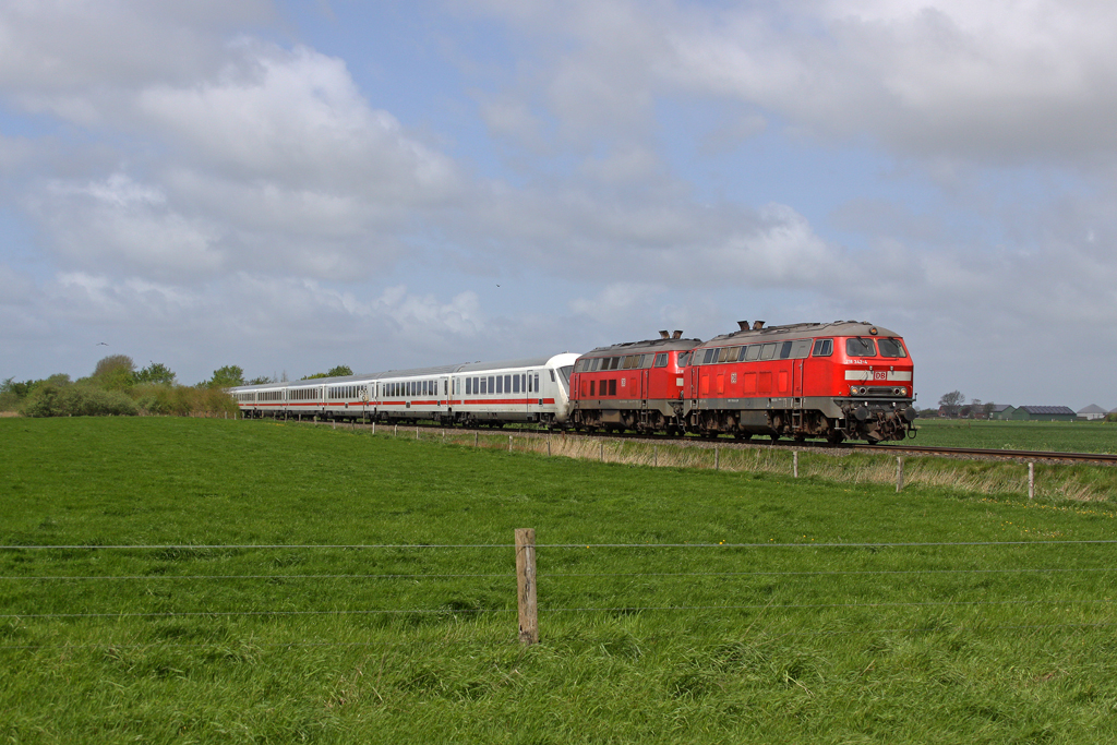 Die 218 342-4 und 218 397-8 mit IC 2191 nach Frankfurt bei Nieb�ll am 12,05,12