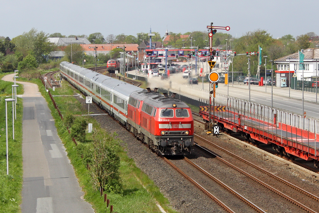Die 218 344-0 und 218 341-6 mit IC 2315 nach Frankfurt bei Nieb�ll am 12,05,12