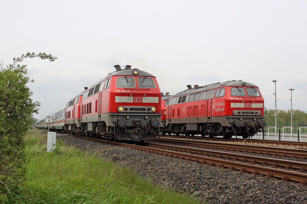 Die 218 344-0 und 218 341-6 neben 218 379-6 und 218 364-8 in Nieb�ll am 14,05,12