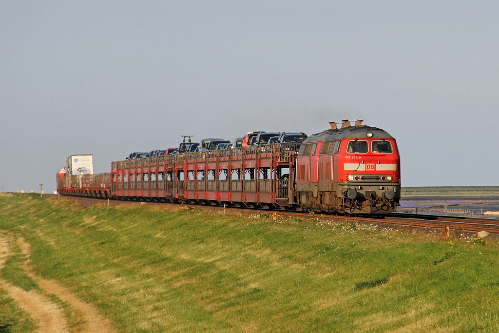 Die 218 344-0 und 218 385-3 bei Morsum am 14,08,12
