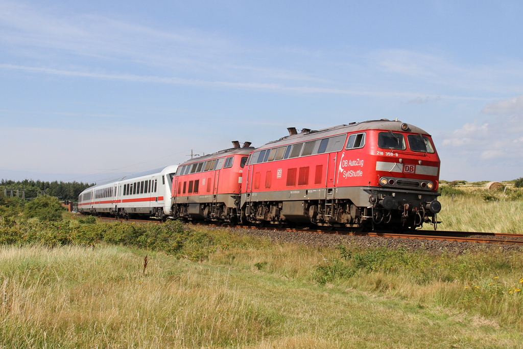 Die 218 359-8 und 218 381-2 bei Morsum am 14,08,12