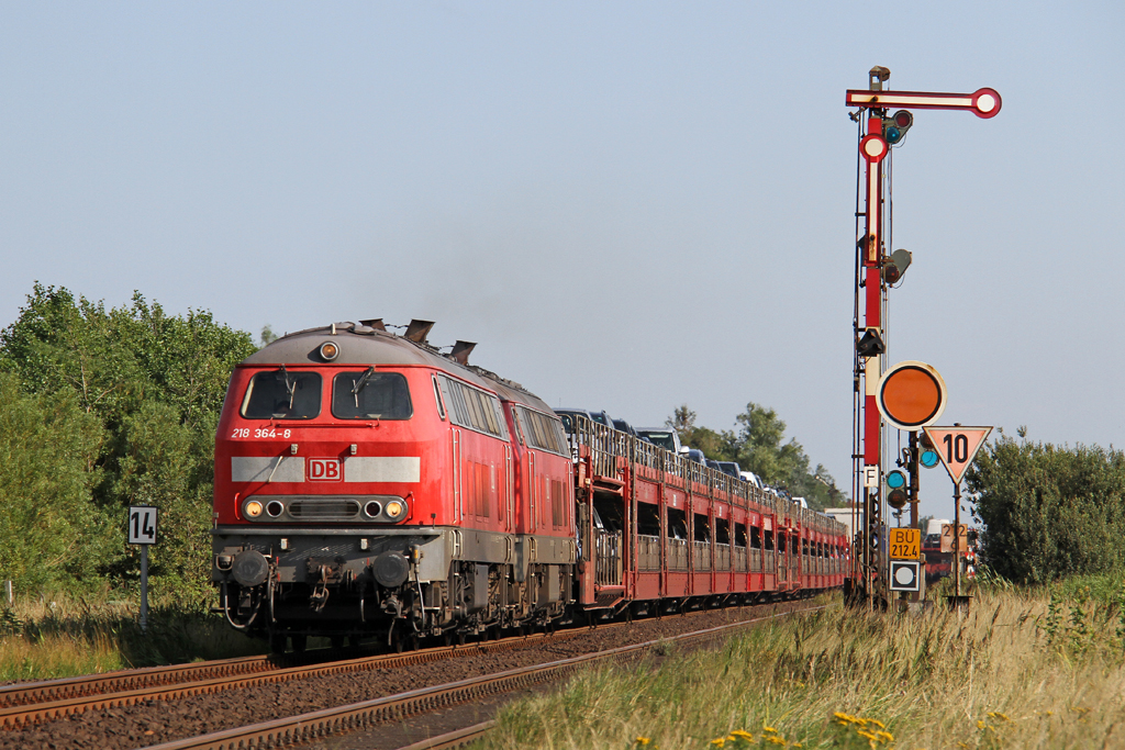 Die 218 364-8 und 218 313-5 mit dem SyltShuttle nach Westerland in Klanxb�ll am 13,08,12