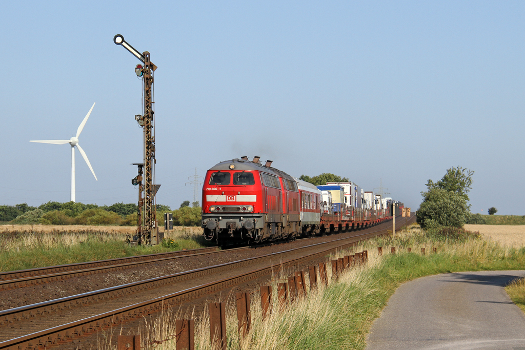 Die 218 366-3 und 218 319-2 in Klanxb�ll am 15,08,12
