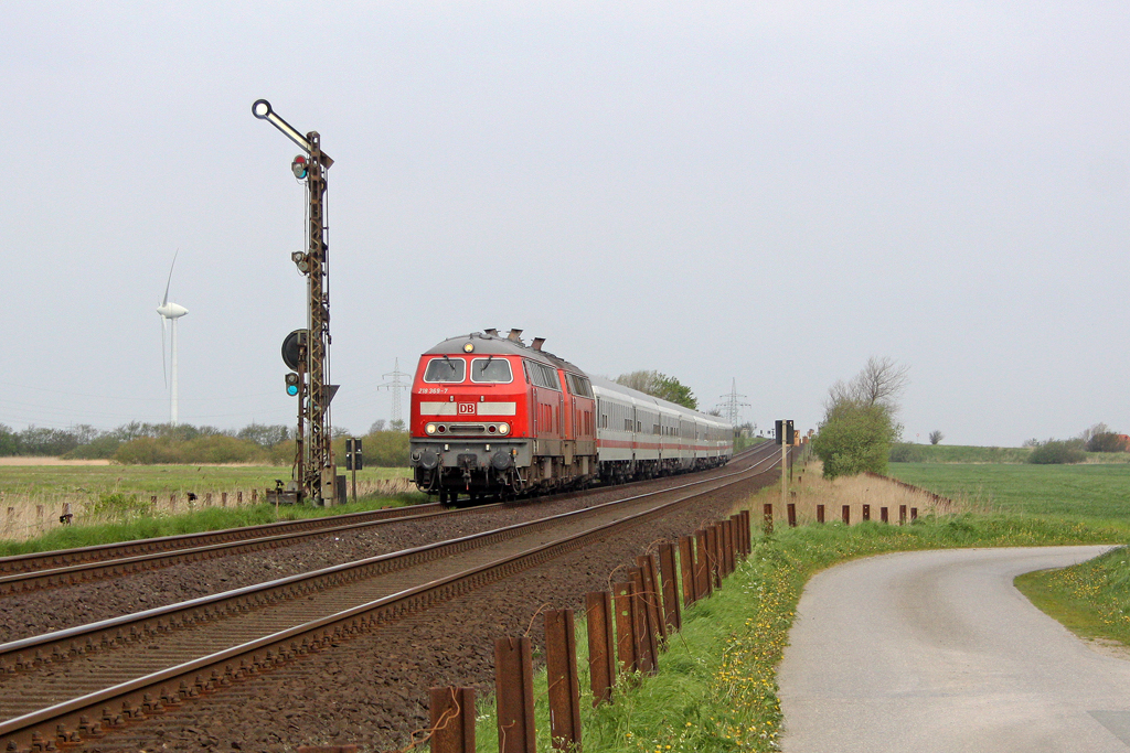 Die 218 369-7 und 218 381-2 in Klanxb�ll am 14,05,12