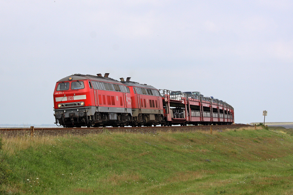 Die 218 372-1 und 218 366-3 in Morsum am 06,08,11