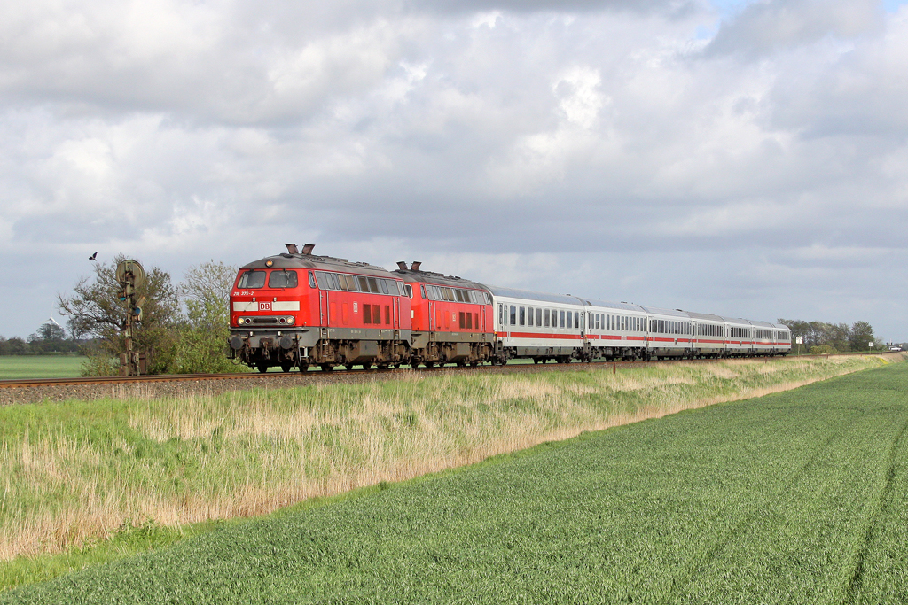 Die 218 376-2 und 218 380-4 mit IC 2170 nach Westerland (Sylt) bei Nieb�ll am 12,05,12