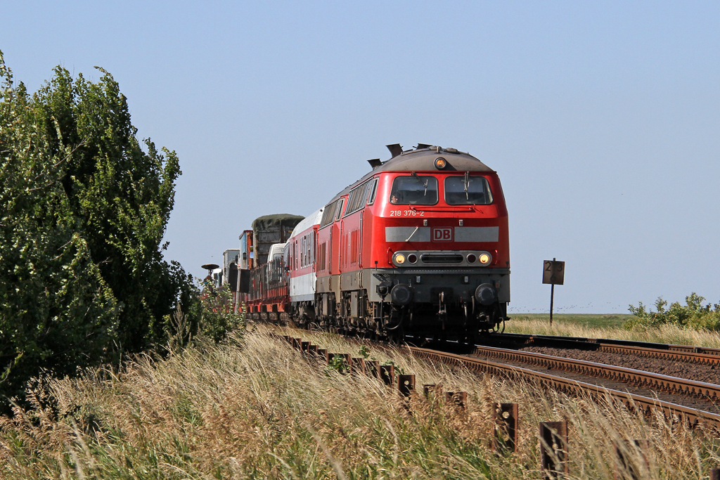 Die 218 376-2 und 218 389-5 in Klanxb�ll am 15,08,12