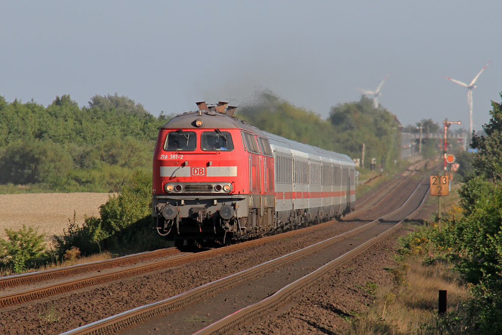 Die 218 381-2 und 218 359-8 in Klanxb�ll am 15,08,12