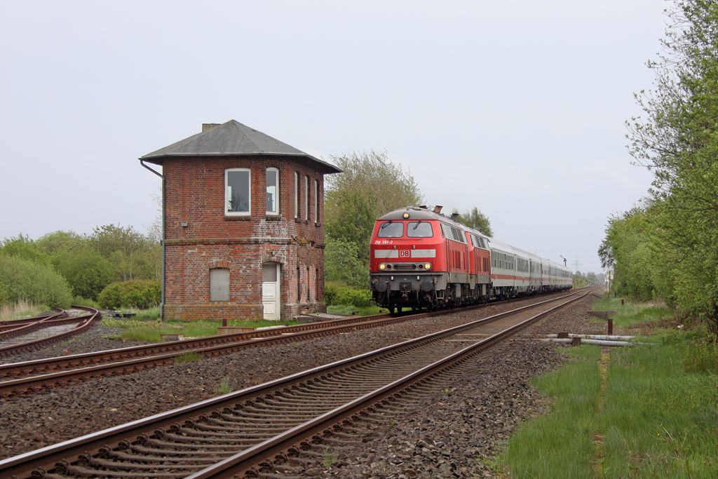 Die 218 381-2 und 218 369-7 in Risum-Lindholm am 14,05,12