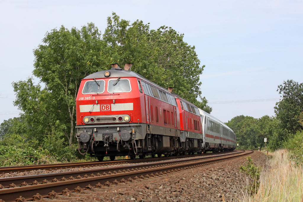 Die 218 385-3 und 218 381-2 mit IC 2193 nach G�ttingen in Moorhusen am 03,08,11