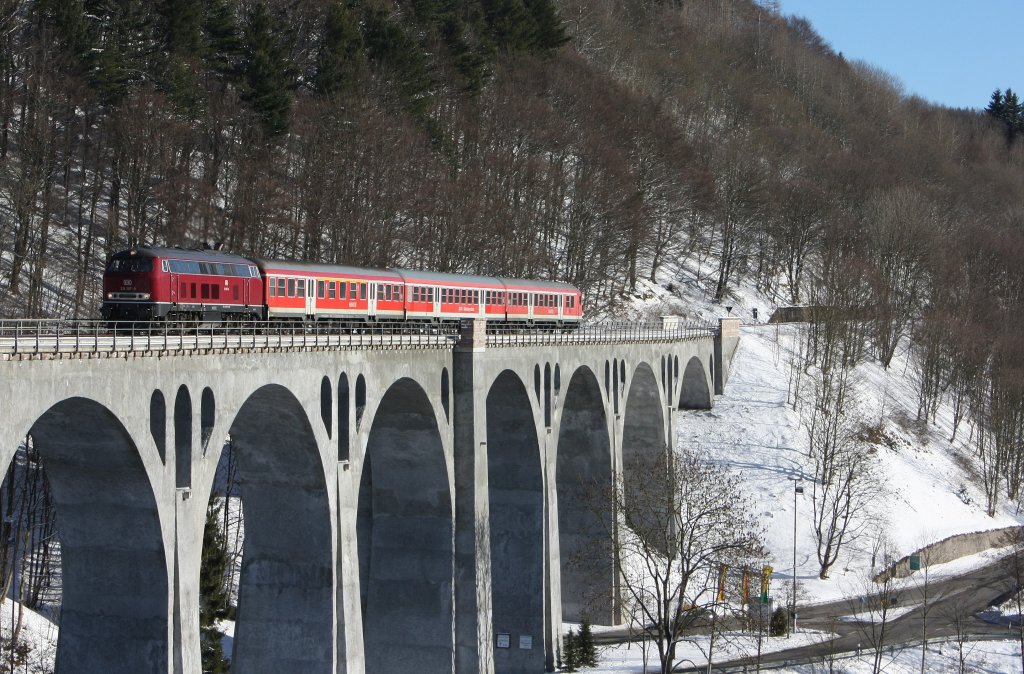 Die 218 387-9 bei der �berfahrt des Viadukts in Willingen am 30.01.2011.