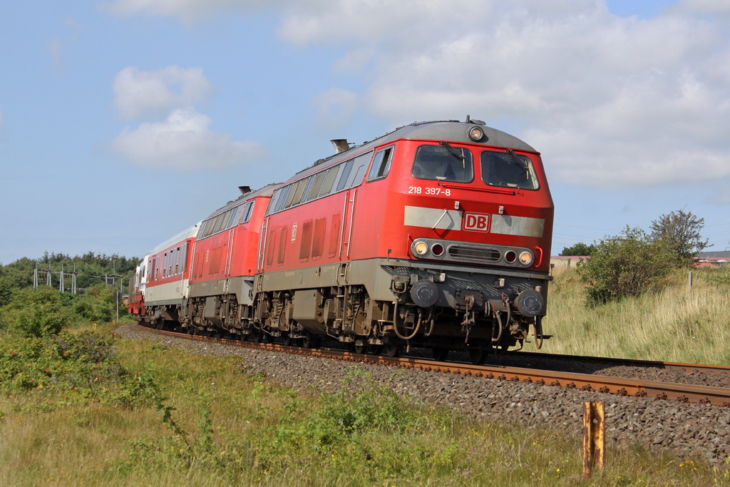 Die 218 397-8 und 218 319-2 in Morsum am 06,08,11