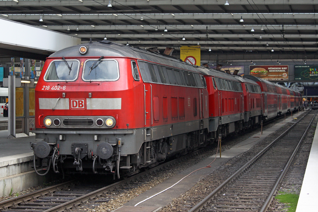 Die 218 402-6 , 218 433-1 und 218 445-5 in M�nchen Hbf am 31,07,11